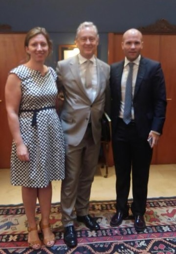 Reunión en Alicante con el embajador británico Simon Manley (en el centro). A la izq. la concejala  Laura Hillstead y la drcha. el alcalde Carlos Linares.