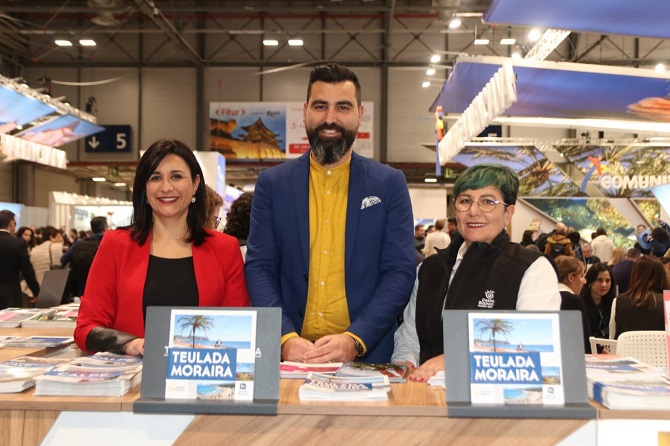 El concejal, Adrián Ruiz y las técnicos en Turismo realizan una importante labor de promoción del municipio en Fitur.