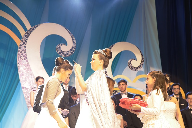 María Bisquert corona a la nueva Reina Mayor de Teulada, Noelia Expósito