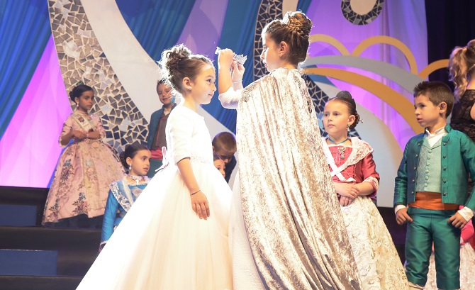 Paula Llobell corona a la nueva Reina Infantil, Naiara Peciña