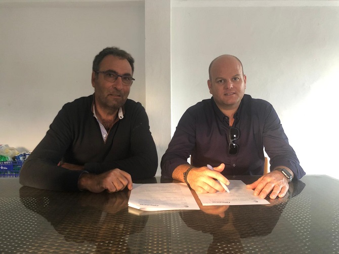 Firma del contrato electoral con la Associació Traginers Alejandro Morell