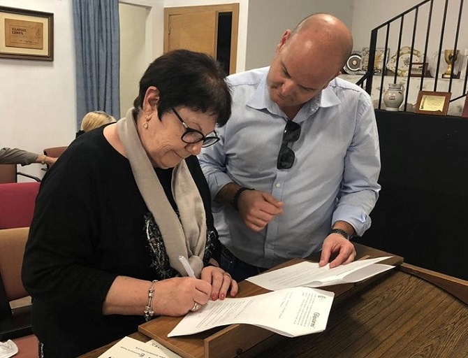 Firma del 'contrato electoral' con la Coral Teuladina.