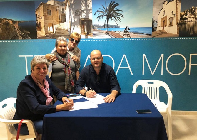 Firma del 'contrato electoral' con  la Asociación de Bordadores Boixets, Agulla i fil,