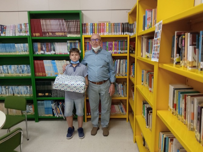 El concejal de Cultura, Alejandro Llobell Dalmau, entrega al calpino Joan Salva Uris, el premio de la Exposición Filatélica de Teulada