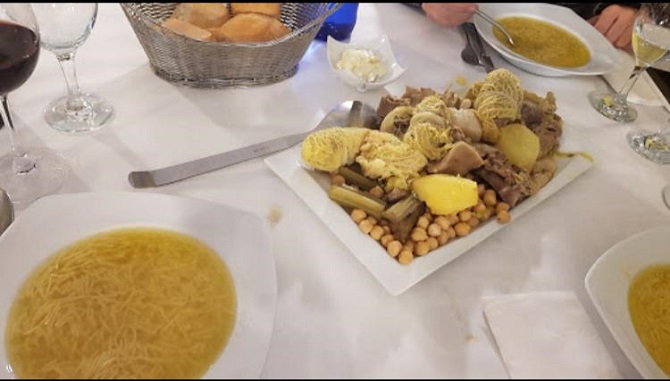 Los jueves no falta el tradicional Puchero del Refugio.