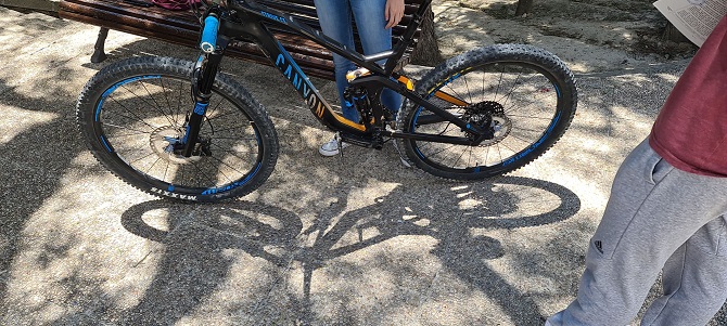 En la imagen la bicicleta robada, en el momento de ser recuperada por los agentes