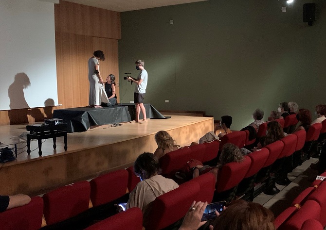Sonia Sempere dibujando junto a la modelo y el cámara (2)