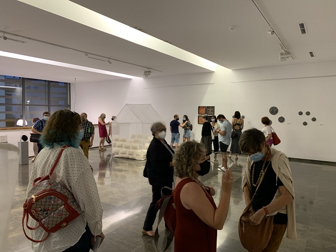 Público en la exposición de Maria Ortega