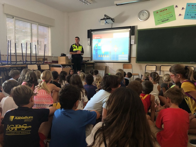 ...y la Policía Local de Benitatxell apuestan por los más pequeños.