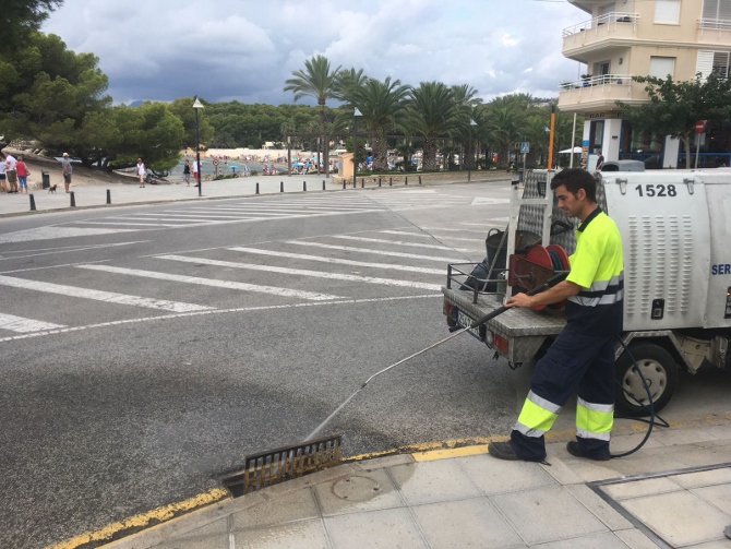 El Ayuntamiento de Teulada limpia los imbornales para prevenir posibles inundaciones