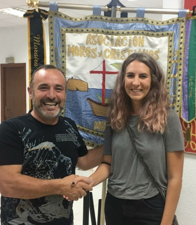 Cambio de presidencia en la Junta Central de Moros y Cristianos de Moraira, Carla Beltrán sucede a Víctor Oller.