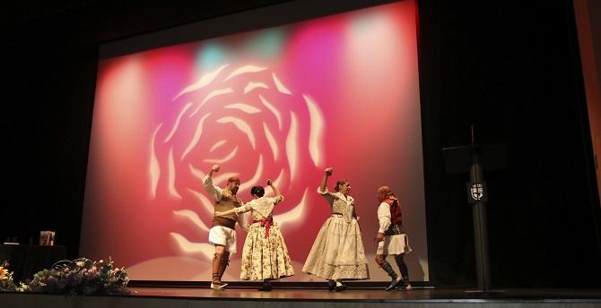 Actuación de Grup de Danses de la Font Santa