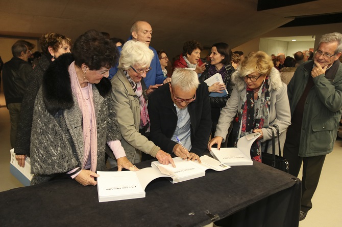 Paco Tortosa firmó un gran número de ejemplares durante la jornada de presentación del libro.