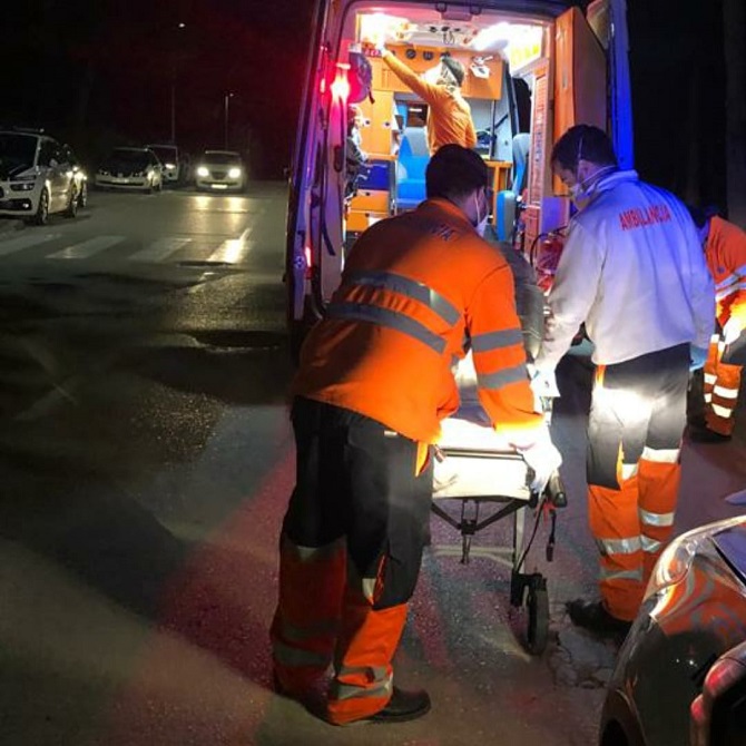 Protección Civil de Teulada Moraira, atendió a uno de los jóvenes por una presunta intoxicación etílica.