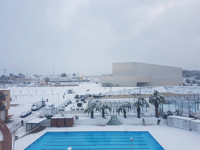 Imagen de archivo del 17 de enero de 2017. La nieve cubre el Auditori Teulada Moraira.