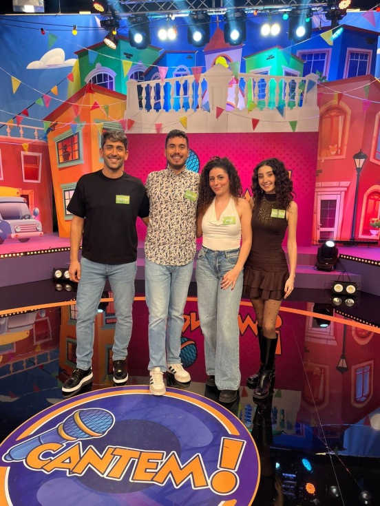 Los cuatro concursantes de Teulada Moraira en el plat&oacute; de &lsquo;Cantem!&rsquo; (de izquierda a derecha V&iacute;ctor, Carlos, Neus y Beatriz).