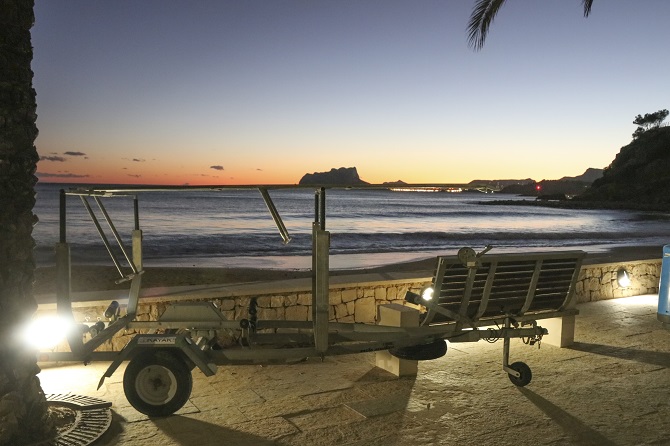 El remolque del Kayac aún permanecía en la playa del Portet entrada la noche.