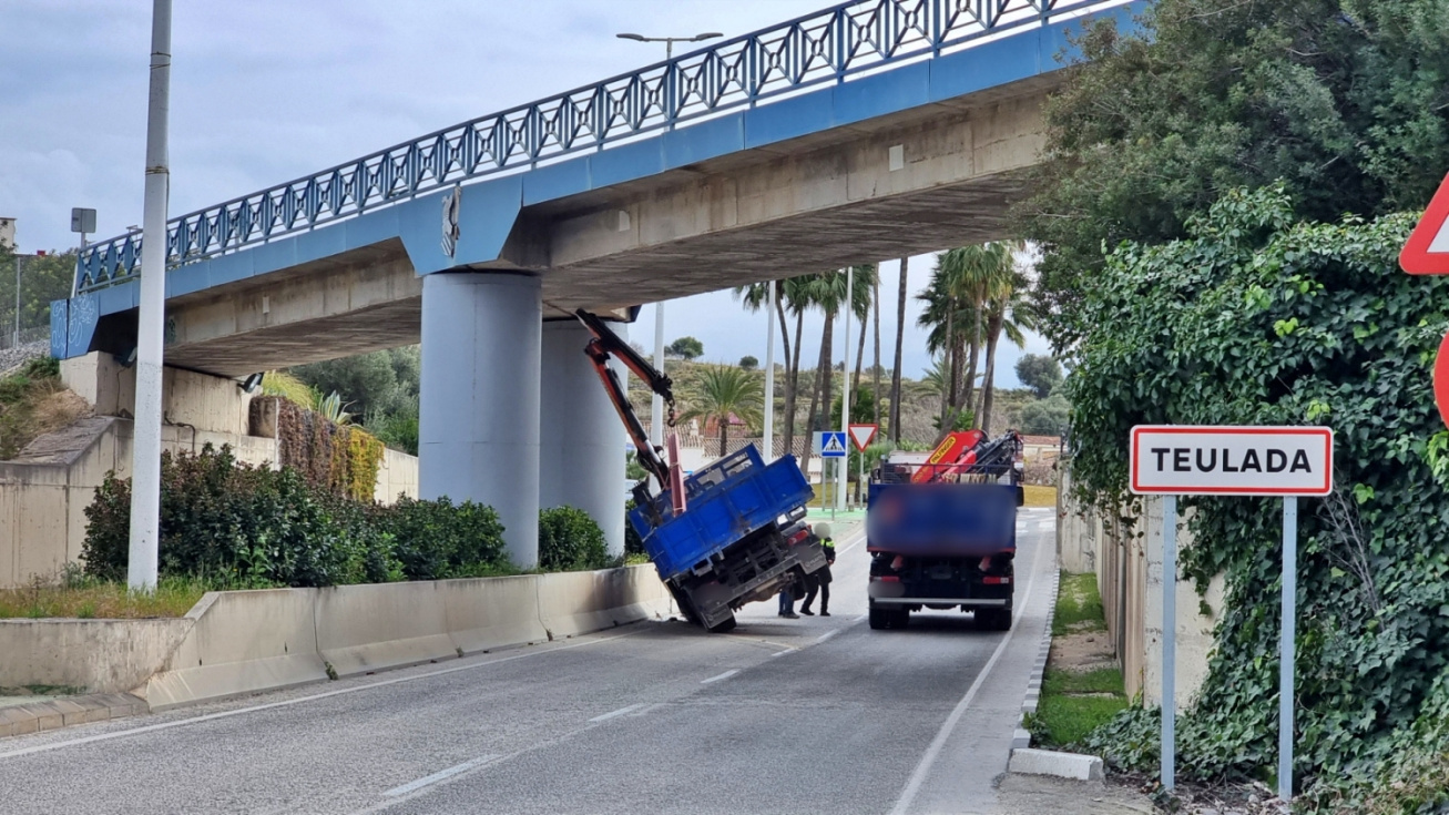 Un camión se empotra contra el puente del TRAM en la entrada a Teulada