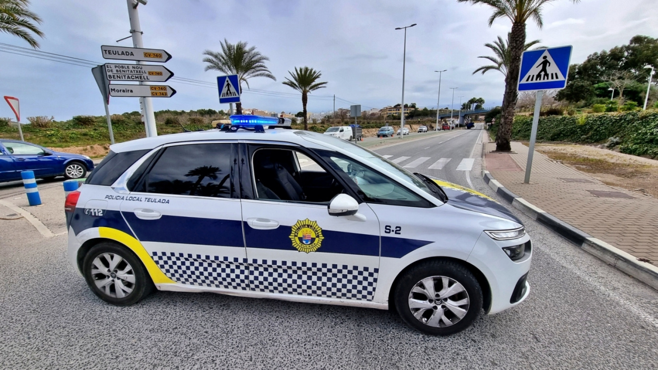 Un camión se empotra contra el puente del TRAM en la entrada a Teulada