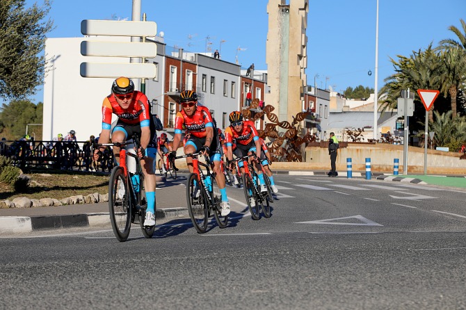 Los cicilista a su paso por Teulada