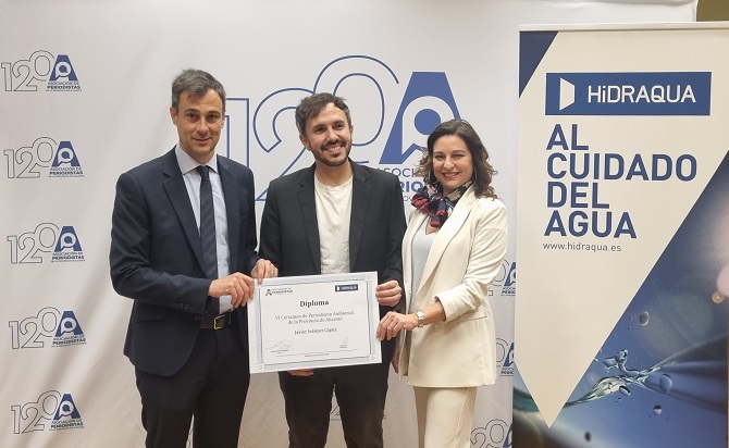El director general de Hidraqua, Jordi Azorín; con el ganador Javier Ivànyez; y la presidenta de la APPA, Rosalía Mayor