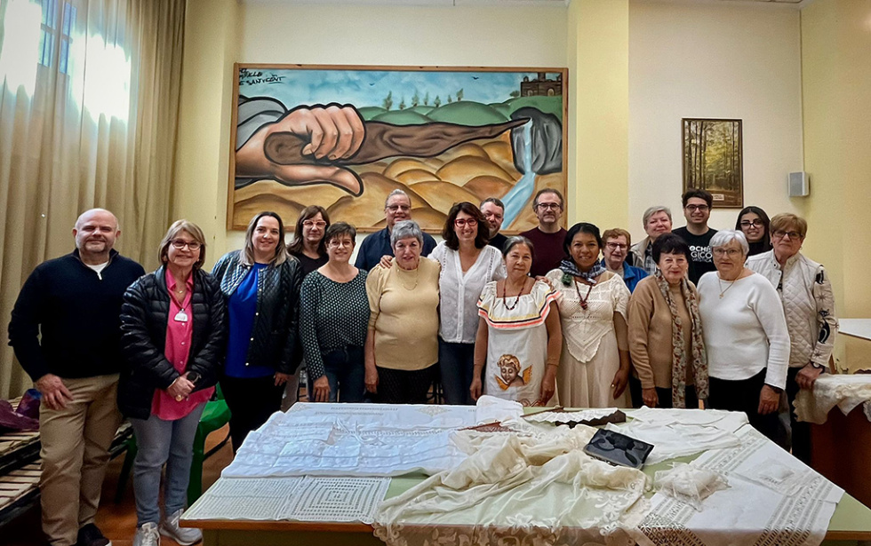 La artesanía boliviana que empodera a mujeres a través del turismo desembarca en Teulada Moraira