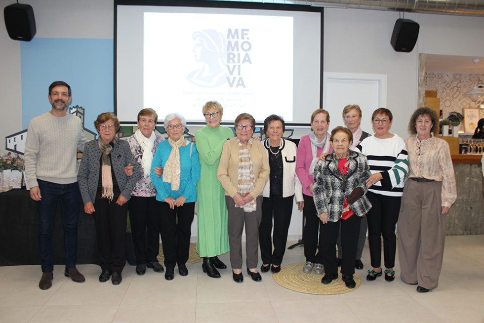 El relato de diez vecinas que forjaron la historia de Benitatxell llena hasta los topes el Centro Social del municipio