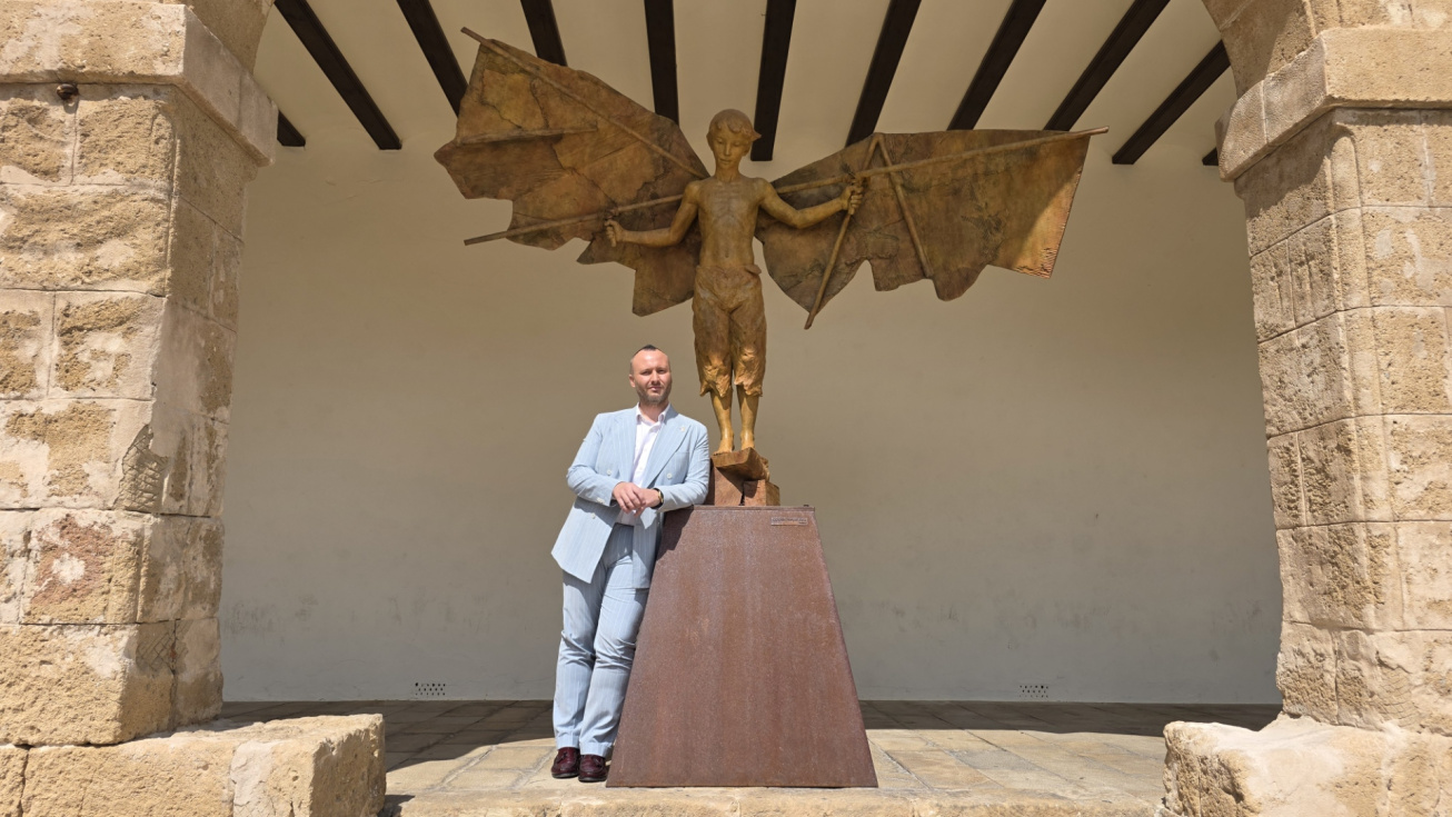 Adri&agrave; Llobell junto a la escultura de &Iacute;caro en Teulada.