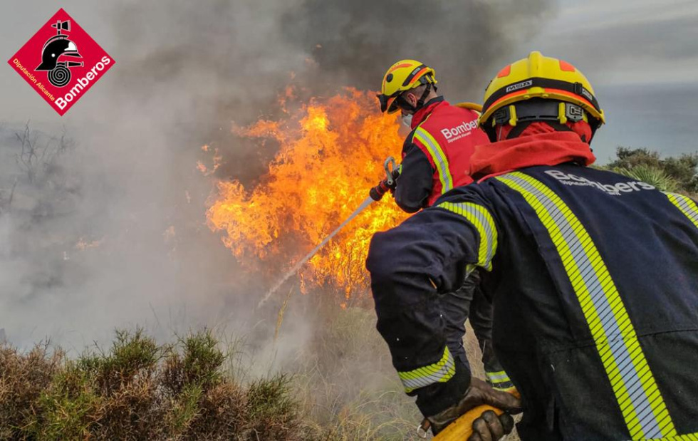 Los Bomberos dan por estabilizado el fuego de Teulada Moraira