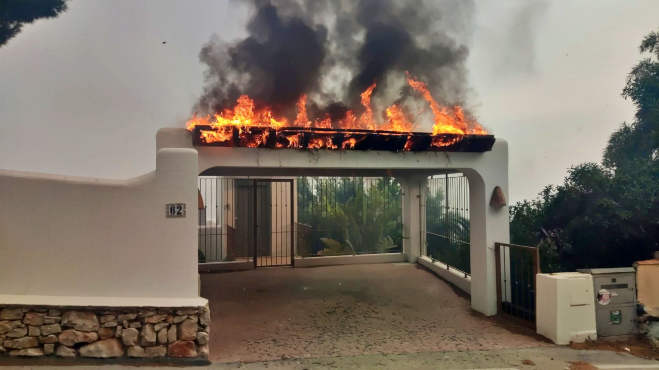 El incendio en Teulada Moraira afectó alguna vivienda
