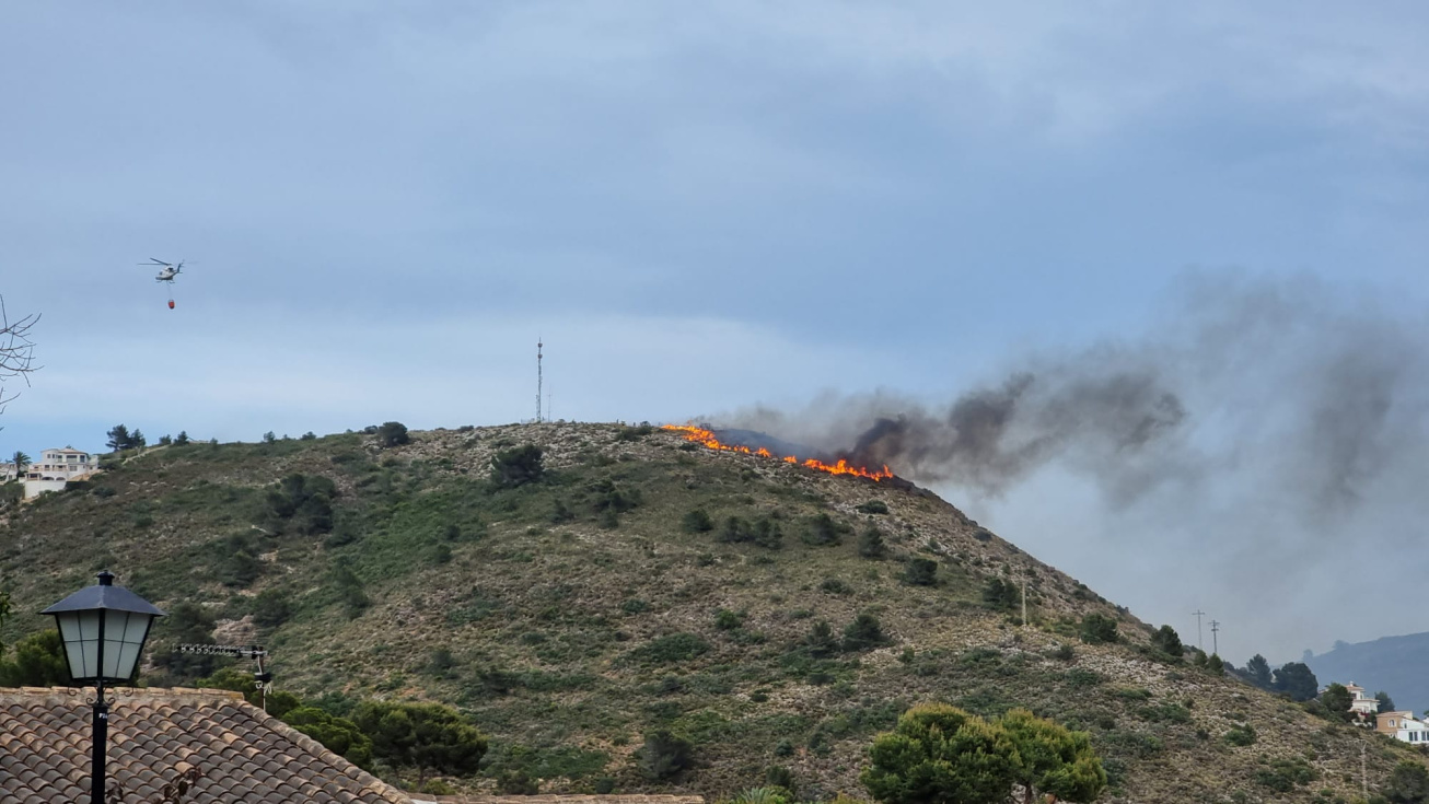 El fuego avanza hacia las viviendas
