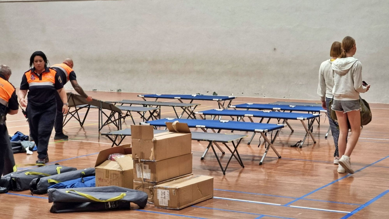 Los primeros evacuados llegan al polideportivo de Teulada donde se ha habilitados un espacio para que puedan pasar la noche.