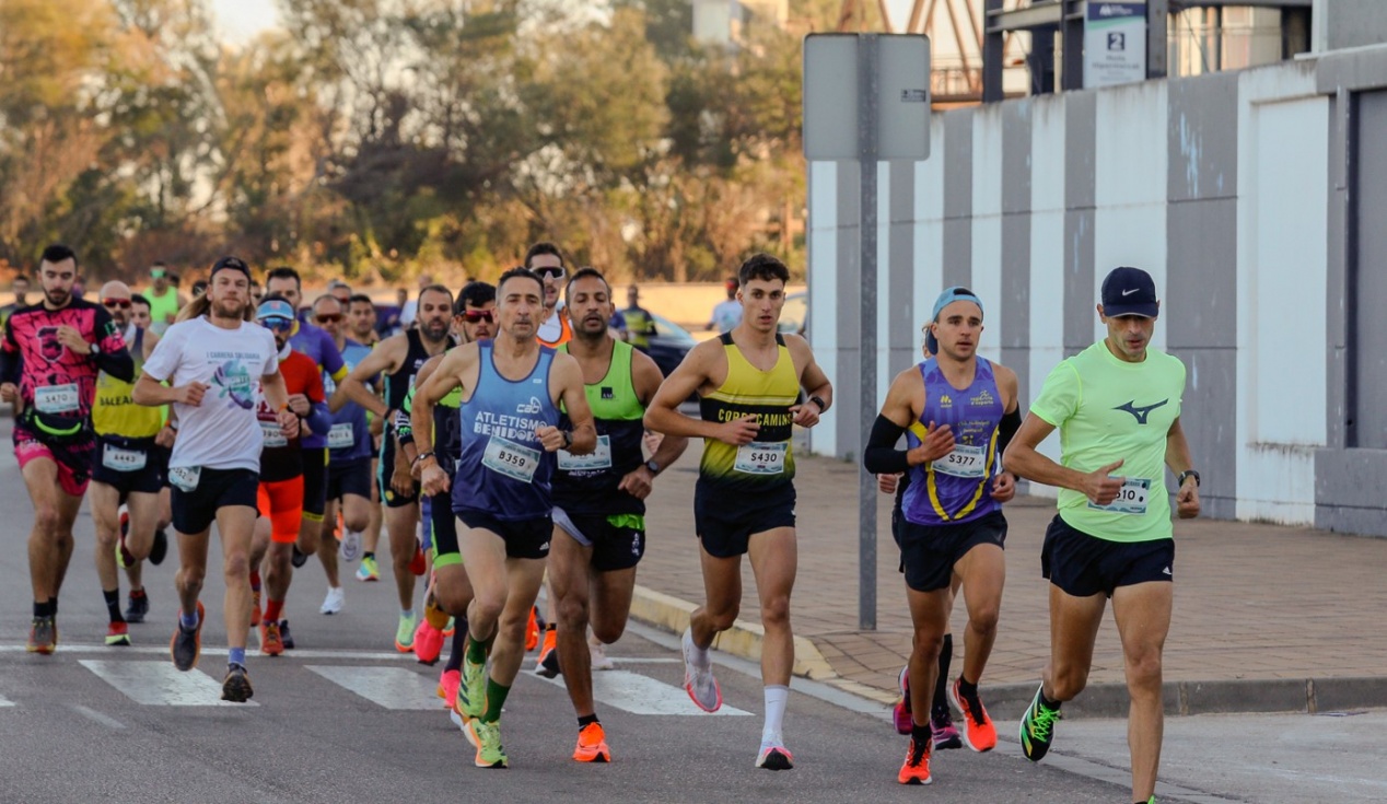 El centro comercial Portal de La Marina se convierte en etapa solidaria del Circuit a Peu a La Marina