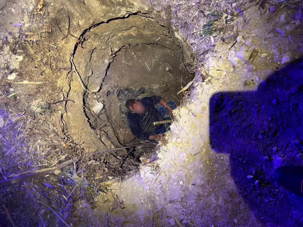 Un hombre cae a un agujero de tres metros en una obra en la carretera Moraira-Calp y activa un rescate de madrugada