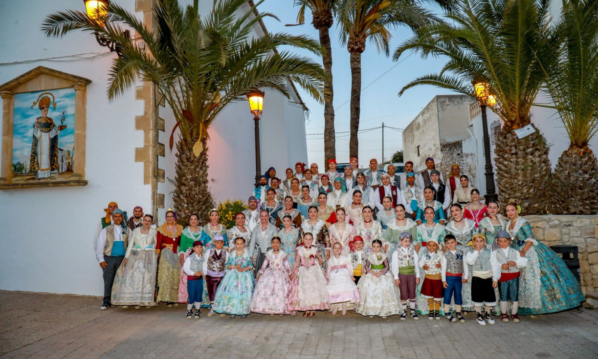 Teulada vive uno de los primeros actos destacados de las fiestas con un pasacalle lleno de tradición y emotividad