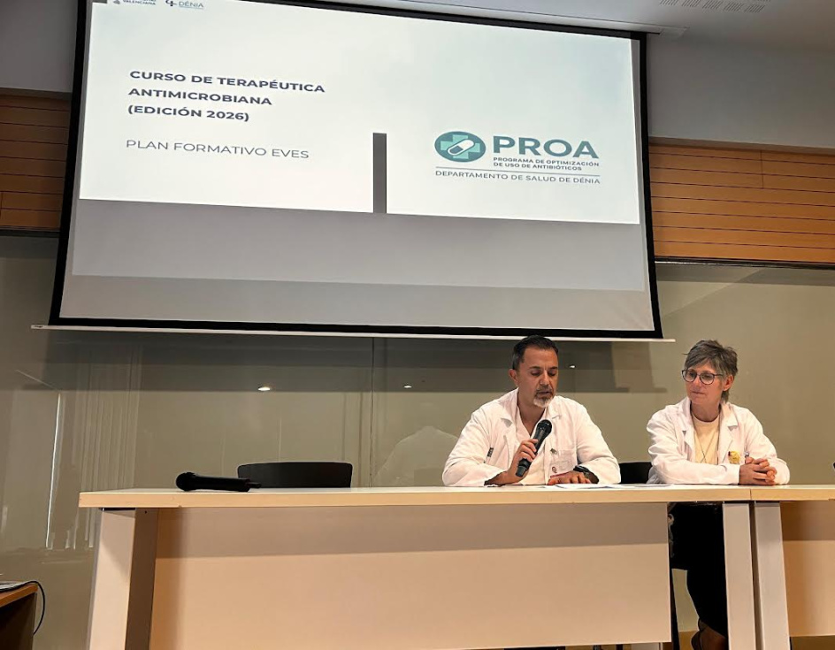 Juan Puig (gerente del hospital de D&eacute;nia) y Rosa Ferr&aacute;ndiz (directora de enfermer&iacute;a de Atenci&oacute;n Primaria)