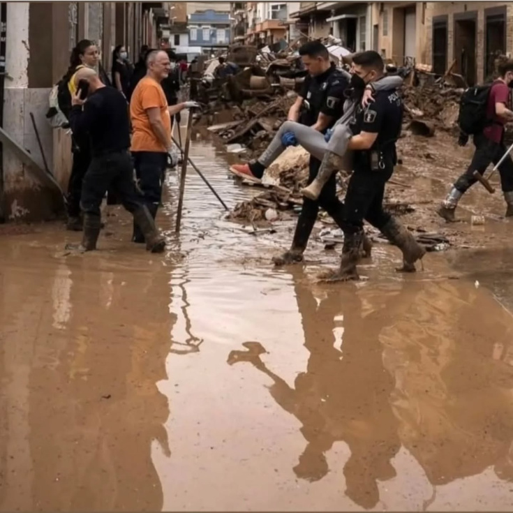 Dos agentes de la Policía Local de Teulada Moraira protagonizan la imagen ganadora de un concurso internacional sobre la DANA
