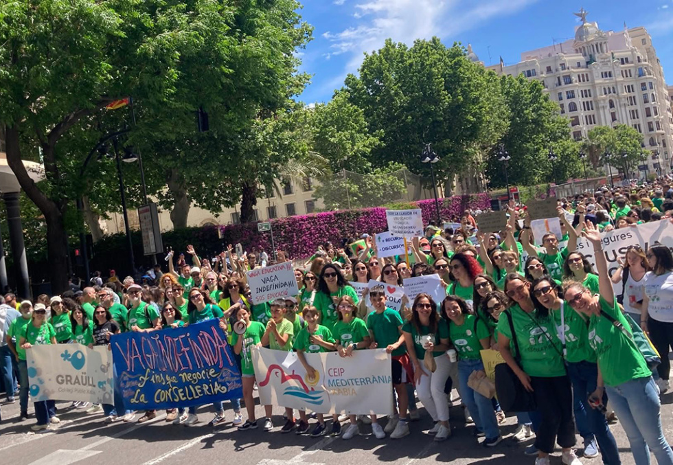 La escuela pública de La Marina se suma a la huelga: Aulas vacías y miles de docentes en la calle