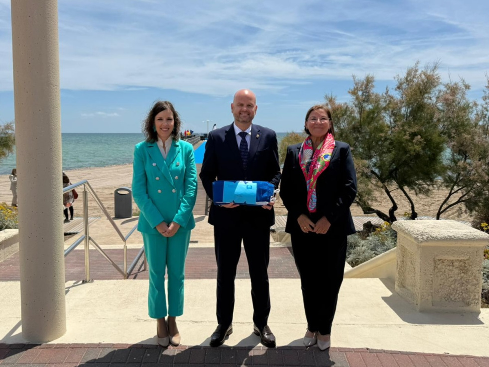 Teulada Moraira recoge sus tres Banderas Azules y reafirma la calidad de su litoral para el verano de 2026