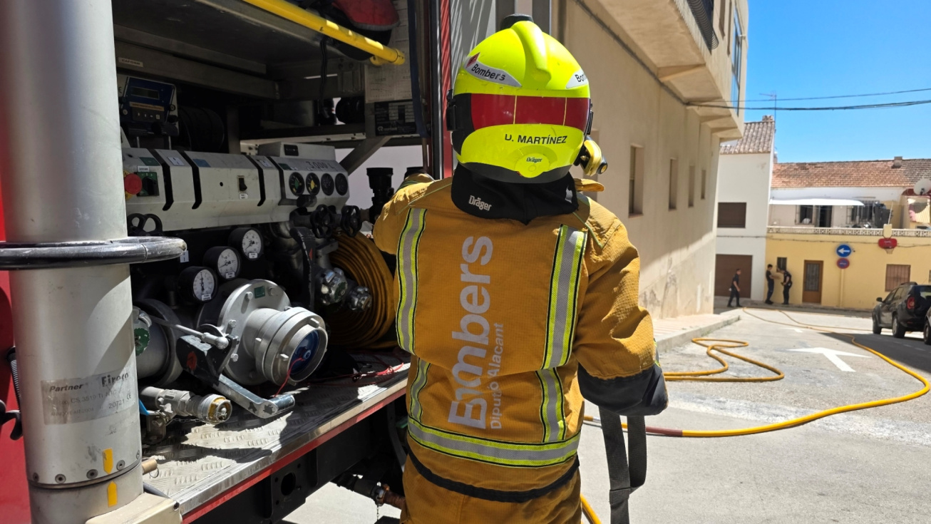 Un coche se incendia dentro de un garaje en la calle Guadalest de Teulada