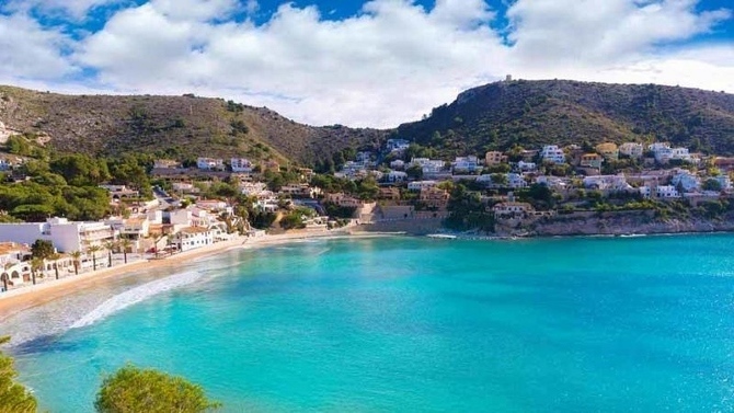 Teulada Moraira revalida las banderas azules de El Portet y Les Platgetes para el verano de 2026