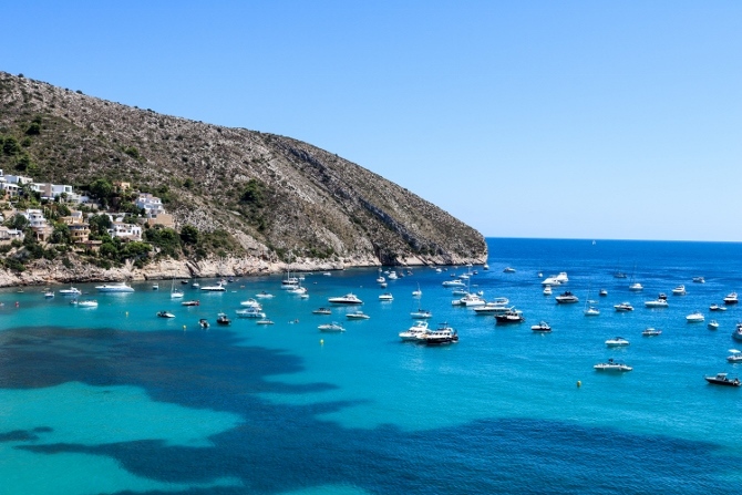 La bahía del Portet sufre una gran masifiación de embarcaciones durante la temporada estival.