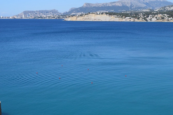Imagen de archivo de 2018 con las 6 boyas ecológicas instaladas en la bahía del Portet