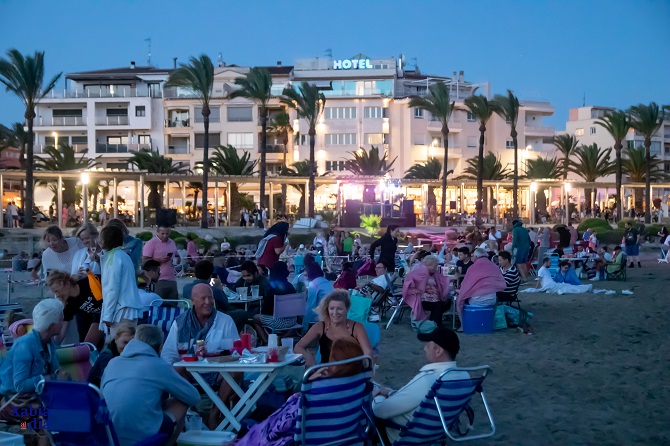 La playa de l'Ampolla durante la 'Nit de Sant Joan'