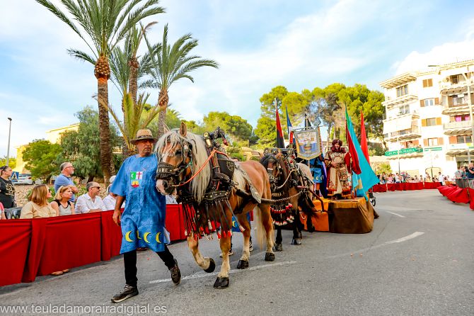 Moraira vibra con el gran desfile de gala de Moros y Cristianos