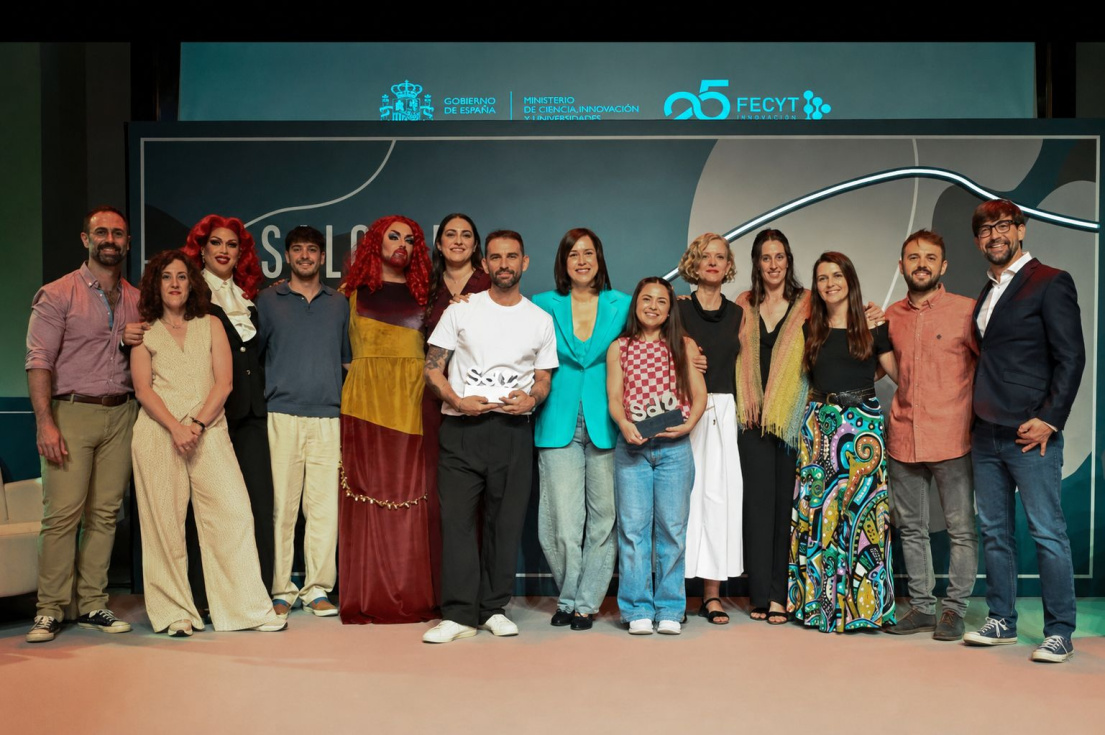 Elia Ivars en el centro de la imagen con el Premio del P&uacute;blico, a la derecha de la ministra de Ciencia e Innovaci&oacute;n, Diana Morant