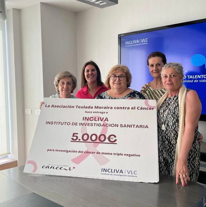 La Asociación Teulada Moraira Contra el Cáncer dona 5.000 euros al Instituto de Investigación Sanitaria que se destinarán a la investigación del cáncer de mama triple negativo
