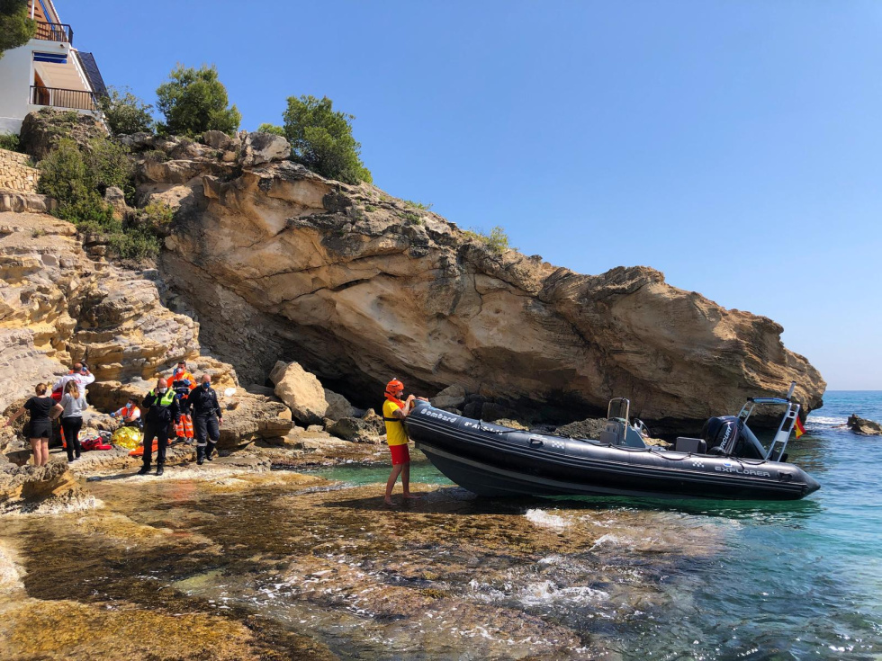 Imagen de archivo de una intervención previa en la Cala del Portitxol, donde también se empleó la embarcación LR Cap d’Or TM del servicio de socorrismo municipal de Moraira.