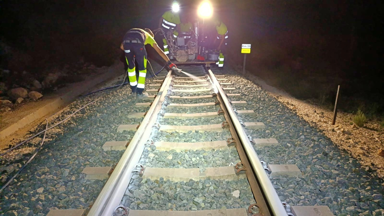 La Línea 9 del TRAM prueba una pintura blanca para reducir hasta 10 grados la temperatura de los raíles