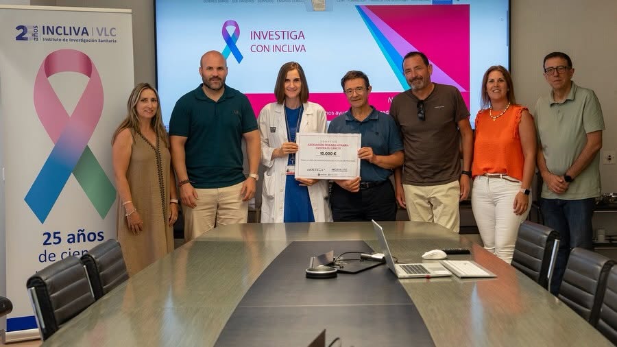 La solidaridad de Teulada Moraira impulsa la investigación del cáncer de páncreas con una donación de 10.000 euros a INCLIVA